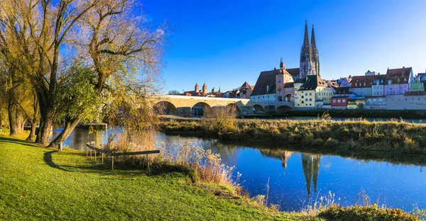 Resa i Tyskland-den härliga townen Regensburg över Danube flod, Bayern. — Stockfoto