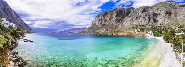 Piękna natura dziewiczej greckiej wyspie Kalymnos, imponująca plaża Arginonta. — Zdjęcie stockowe