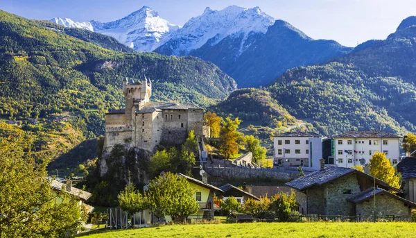 Etkileyici Alpler dağları manzarası, güzel kale vadisi, Valle d Aosta, İtalya. — Stok fotoğraf