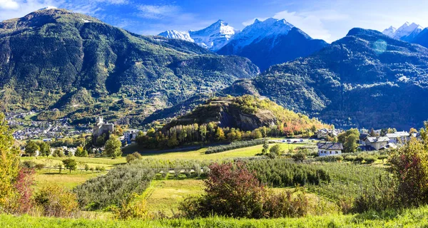 Impressionantes montanhas dos Alpes, vale cénico de castelos e vinhas, Valle d Aosta, Itália . — Fotografia de Stock