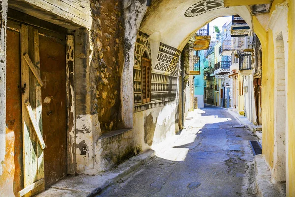 Charmante oude smalle straatjes van het traditionele dorp in Griekenland-Pyrgi, Chios Island. — Stockfoto