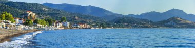 Lesvos Adası. Yunanistan. Güzel sahil köyü Petra, deniz ve dağlar manzaralı..