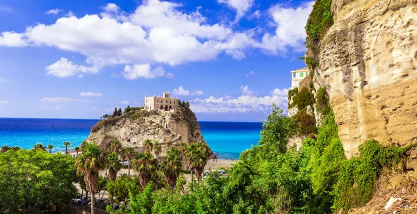 Monumentos de Calabria - icónica iglesia en Tropea - Santuario di Santa Maria dell Isola . — Foto de Stock