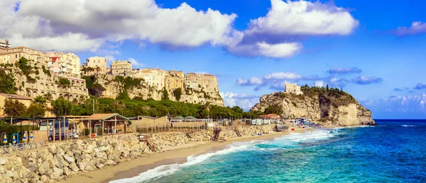 Olasz Nyári szünidő-gyönyörű Tropea város nagy stranddal, Calabria. — Stock Fotó