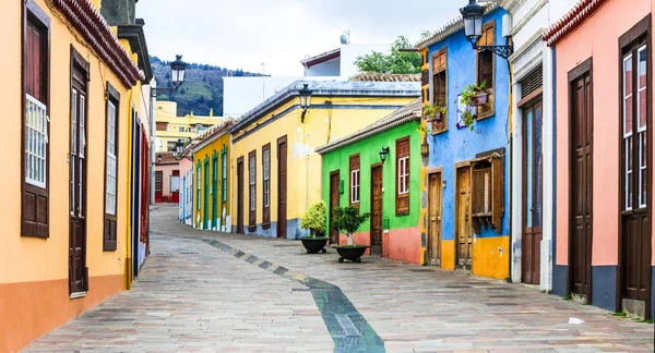 Hermosas calles coloridas de la vieja ciudad colonial los Llanos di Aridane pueblo, La Palma isla, España . — Foto de Stock
