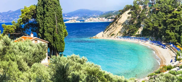 Les meilleures plages de la belle île de Samos - plage de Tsambou près du village de Kokkari, Grèce . — Photo