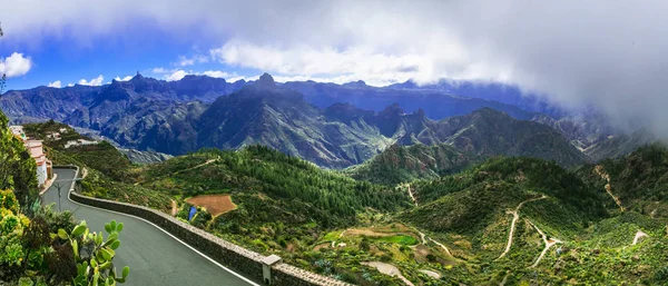 Impresionantes vistas a la montaña de la isla de Gran Canaria. Pueblo de Artenara, España . — Foto de Stock