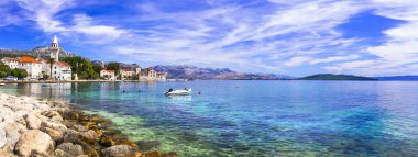 Hırvatistan 'ın Idyllic kıyı köyleri. Kastella Dalmaçya 'da. Kastel Stafilic.