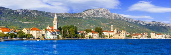 Belles villes côtières en Croatie. Kastella pittoresque en Dalmatie . — Photo