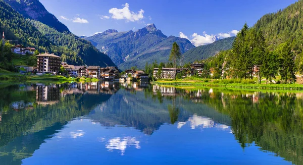 Muhteşem alp manzarası, Dolomites dağları. Güzel Alleghe gölü,İtalya. — Stok fotoğraf