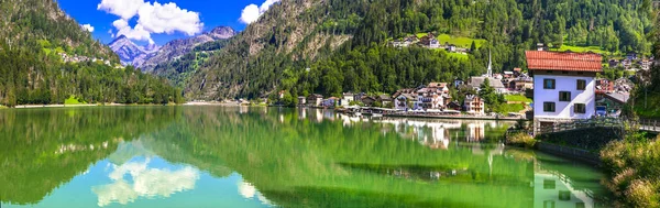 Nádherné jezero Lago di aleje a krásná vesnice v dolomitských horách, v severní Itálii. — Stock fotografie