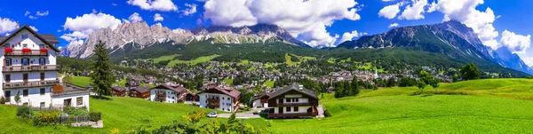 Panorama van Cortina d'Ampezzo-adembenemende bergdorp, Noord-Italië. — Stockfoto