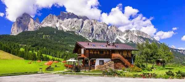 Niesamowite alpejskie krajobrazy, góry Dolomitów. Wioska Cortina d 'Ampezzo, północne Włochy. — Zdjęcie stockowe