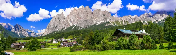 Zapierające dech w piersiach alpejskie krajobrazy, Dolomity. Beautiful Cortina d Ampezzo Village, Włochy. — Zdjęcie stockowe