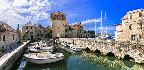 Viajes y monumentos de Croacia. Kastel Gomilica - antiguo castillo al atardecer . — Foto de Stock