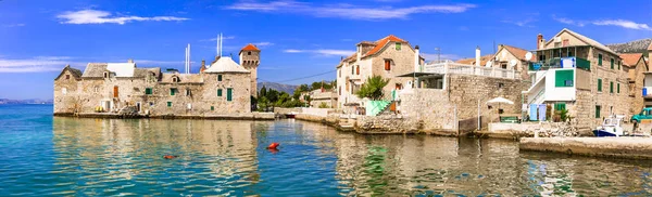Tájékozódási pontok Horvátországban: Kastel Gomilica-régi tengeri vár és hagyományos házak. — Stock Fotó
