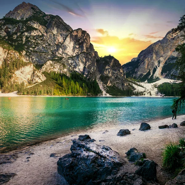 Incredibile lago di montagna nelle Alpi - Lago di Braies al tramonto. Veneto dolomitico Italia . — Foto Stock