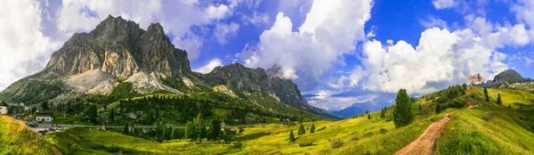 Impresionante paisaje alpino, montañas Dolomitas. hermoso parque nacional de Cortina d Ampezzo, norte de Italia . — Foto de Stock