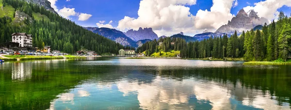 Güzel dağ gölü Lago di Misurina Dolomites Alpleri, Kuzey İtalya. — Stok fotoğraf