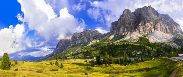 陡峭的高山风景,白云山. 意大利贝拉诺省附近美丽的山谷. — 图库照片