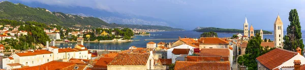 Beautiful Island Rab in Croatia. Townscape panorama from belltower. — Stock Photo, Image