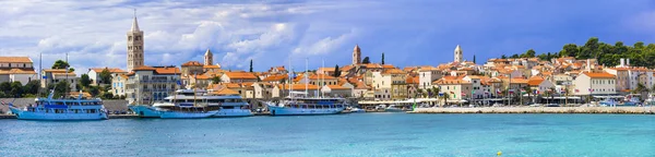 Beautifl eilanden van Kroatië - Rab. Panoramisch uitzicht op oude stad en zee. — Stockfoto