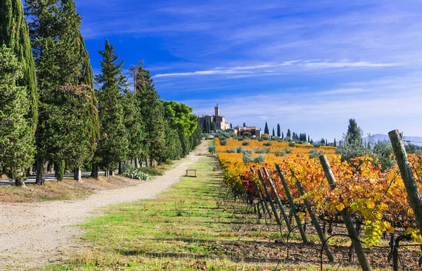 Herfst landschap. Toscane-beroemde wijnregio van Italië. Banfi Castle. — Stockfoto