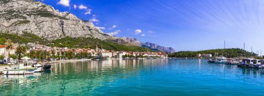 Güzel Adriyatik kıyıları - Hırvatistan 'da Makarska Riviera. Deniz manzarası ve renkli evler.