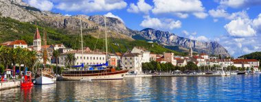 Hırvatistan 'ın simgeleri - Dalmaçya kıyısındaki ünlü ve güzel Makarska kasabası.