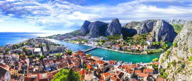Hırvatistan 'ın simgeleri - etkileyici Omis kasabası Cetina nehri üzerindeki vadilerle çevrili.