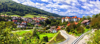 Slovenya 'nın seyahat ve simgeleri - güzel Zuzemberk ortaçağ şatosu ve köyü.