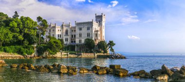 İtalya 'nın güzel romantik kaleleri - Trieste' deki zarif Miramare.