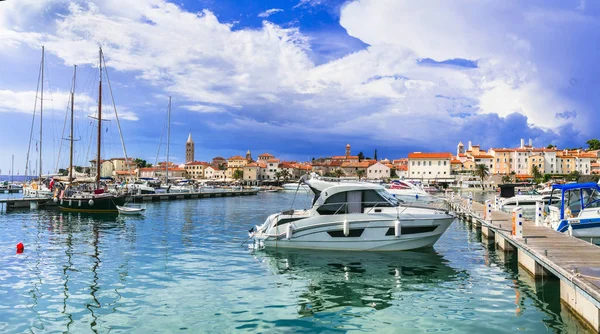 Viaggiare in Croazia - bella isola di Rab, vista sulla città vecchia e m — Foto Stock