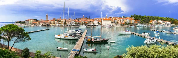 Hırvatistan 'da seyahat etmek. Güzel ada Haham. Deniz ve kasabanın panoramik manzarası. — Stok fotoğraf