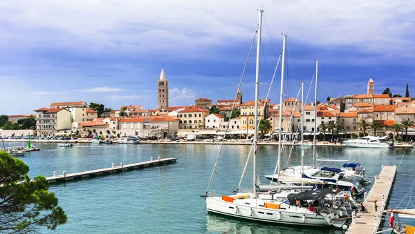 Cestování v Chorvatsku - krásný ostrov Rab, pohled na staré město a moře. — Stock fotografie