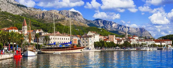 Lugares de interés de Croacia - famosa y hermosa ciudad de Makarska en la costa de Dalmacia . — Foto de Stock