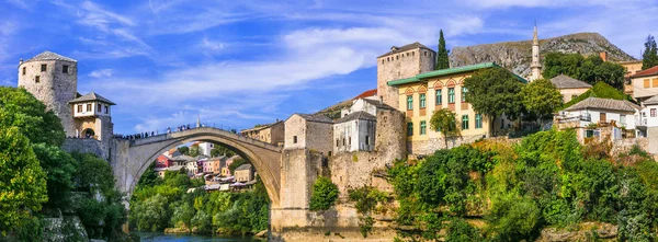 Mostar - icónico casco antiguo con famoso puente en Bosnia y Herzeg — Foto de Stock