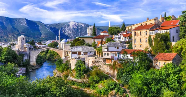 เมืองเก่าที่โดดเด่น Mostar กับสะพานที่โด่งดังในบอสเนียและเฮอร์เซโกวีนา . — ภาพถ่ายสต็อก