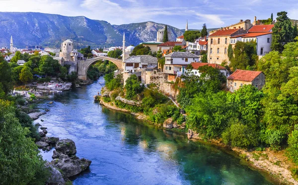 Mostar - icónico casco antiguo con famoso puente en Bosnia y Herzegovina . — Foto de Stock