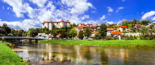 Landmärken i Slovenien - vackra medeltida slott Zuzemberk . — Stockfoto