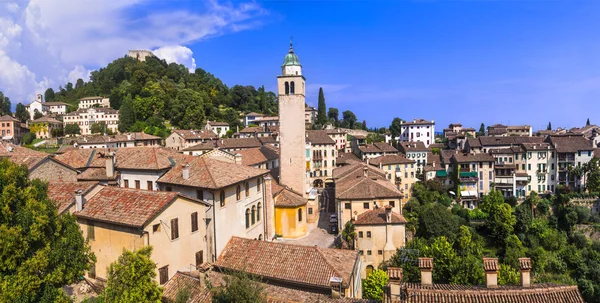 イタリアの最も美しい中世の村(ボルゴ) -絵のようなアソロ村. — ストック写真