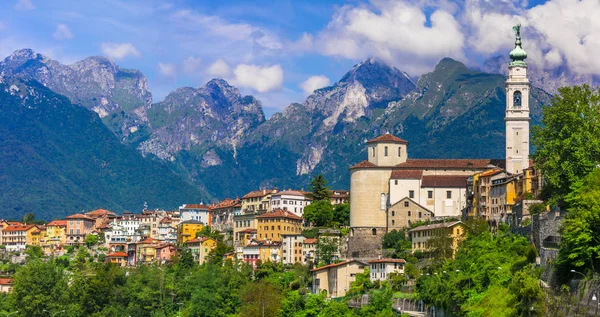 Utazás Észak-Olaszországban - gyönyörű Belluno város hegyekkel körülvéve. — Stock Fotó