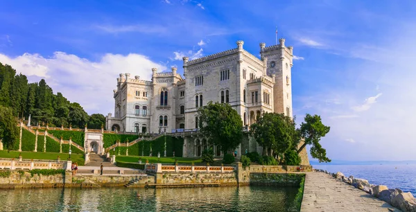 Prachtig romantisch kasteel boven de zee - Miramare. Bezienswaardigheden van Triëst. Italië. — Stockfoto