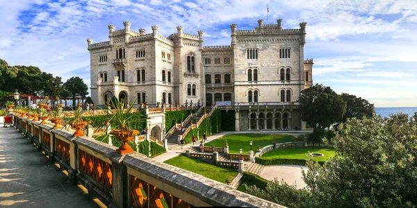 Prachtig wit kasteel boven de zee - Miramare. Trieste, Noord-Italië. — Stockfoto