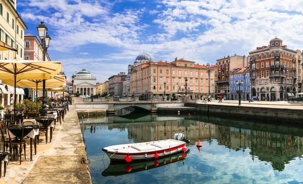 Lugares de interés y lugares hermosos (ciudades) del norte de Italia - Trieste elegante . —  Fotos de Stock