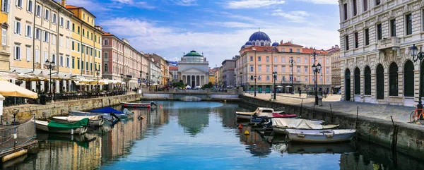 Landmärken och vackra platser (städer) i norra Italien - elegant Trieste stad. — Stockfoto