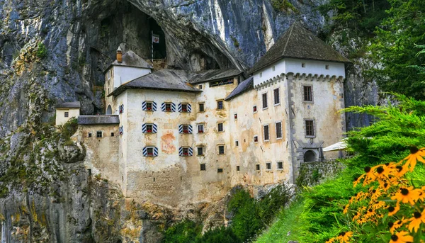 Mystrerious castelos medievais da Europa - Predjama castelo na Eslovénia . — Fotografia de Stock