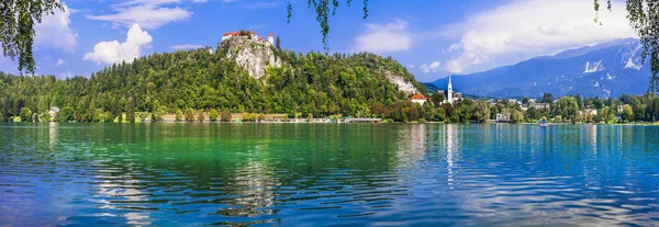 Impresionante paisaje del lago Bled en Eslovenia, uno de los más bellos del lago . —  Fotos de Stock