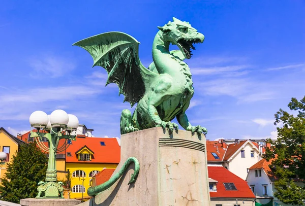 Perjalanan dan tengara Slovenia Ljubljana indah dengan naga terkenal jembatan tua . — Stok Foto