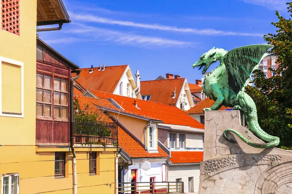 Viajes y monumentos de Eslovenia - hermosa Liubliana con el famoso puente viejo . —  Fotos de Stock